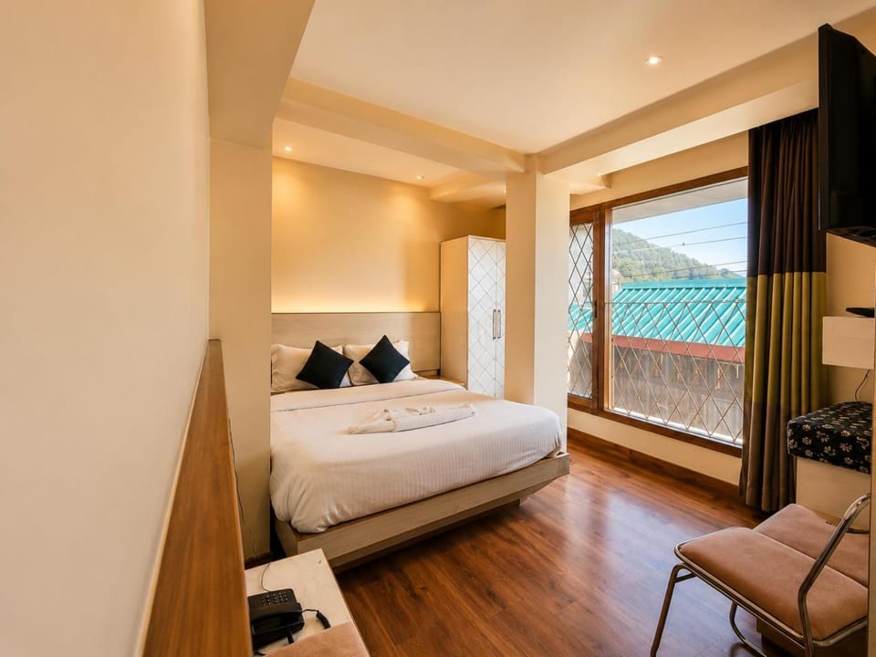 Bed, TV and multimedia, Photo of the whole room, Bedroom, Mountain view