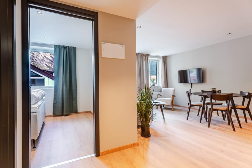 TV and multimedia, Living room, Seating area, Dining area