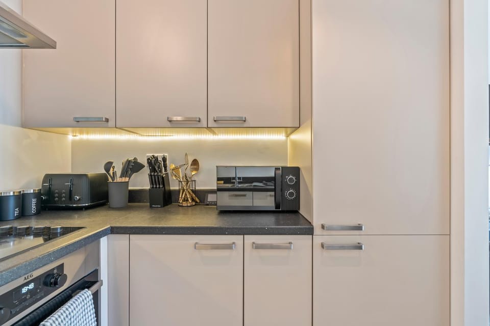 Coffee/tea facilities, stove, toaster