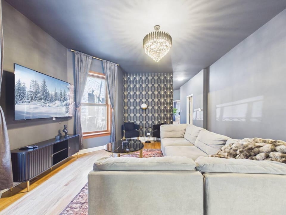 Luxury Wrigley Getaway 2BR Parking Apartment in Wrigleyville