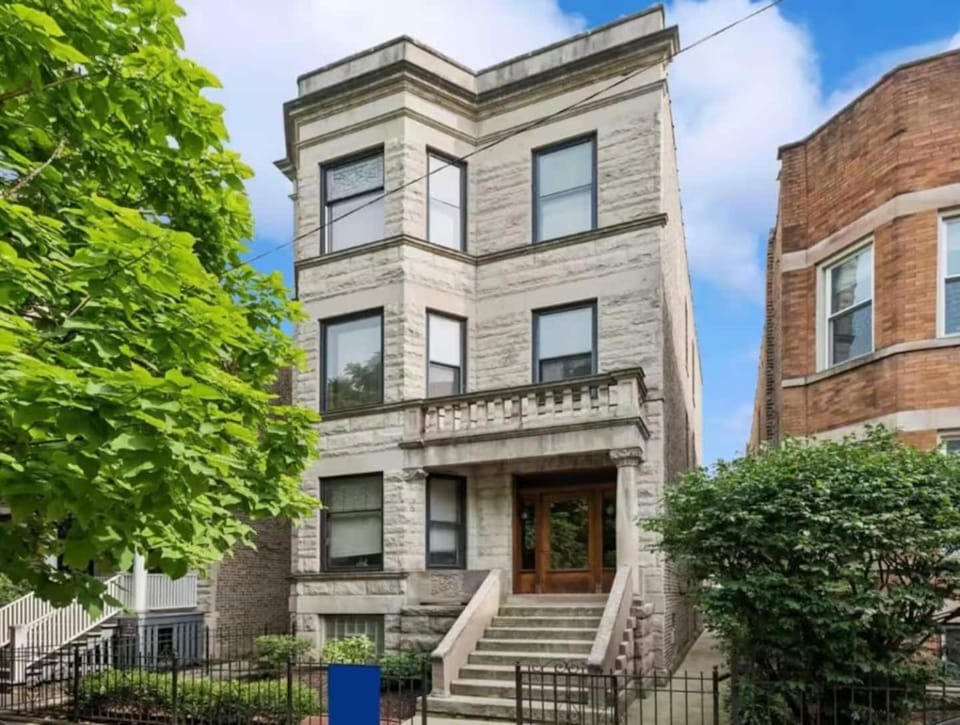 Luxury Wrigley Getaway 2BR Parking Apartment in Wrigleyville