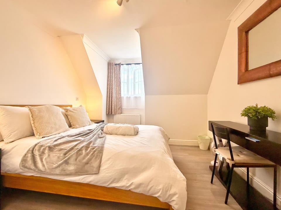 Modern 3BDR Family House in North Stifford House in Grays