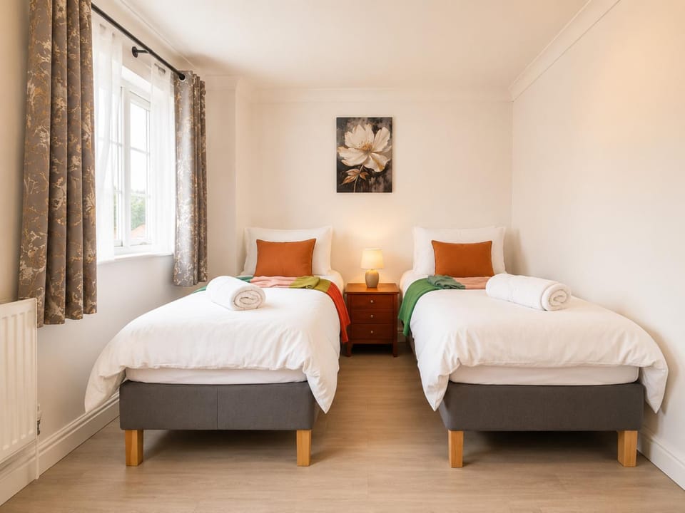 Modern 3BDR Family House in North Stifford House in Grays