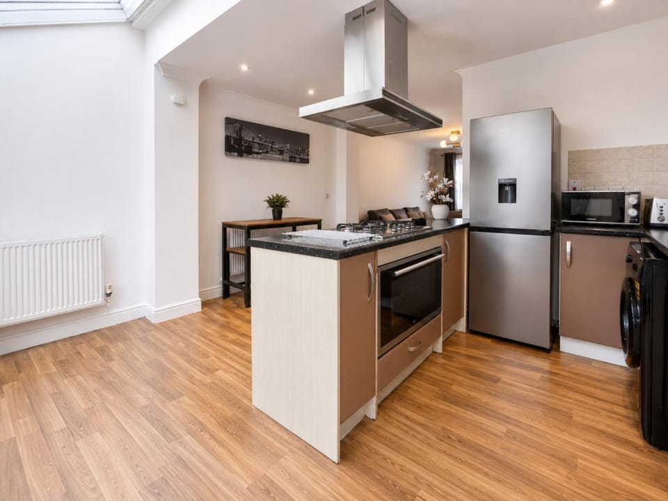Modern 3BDR Family House in North Stifford House in Grays