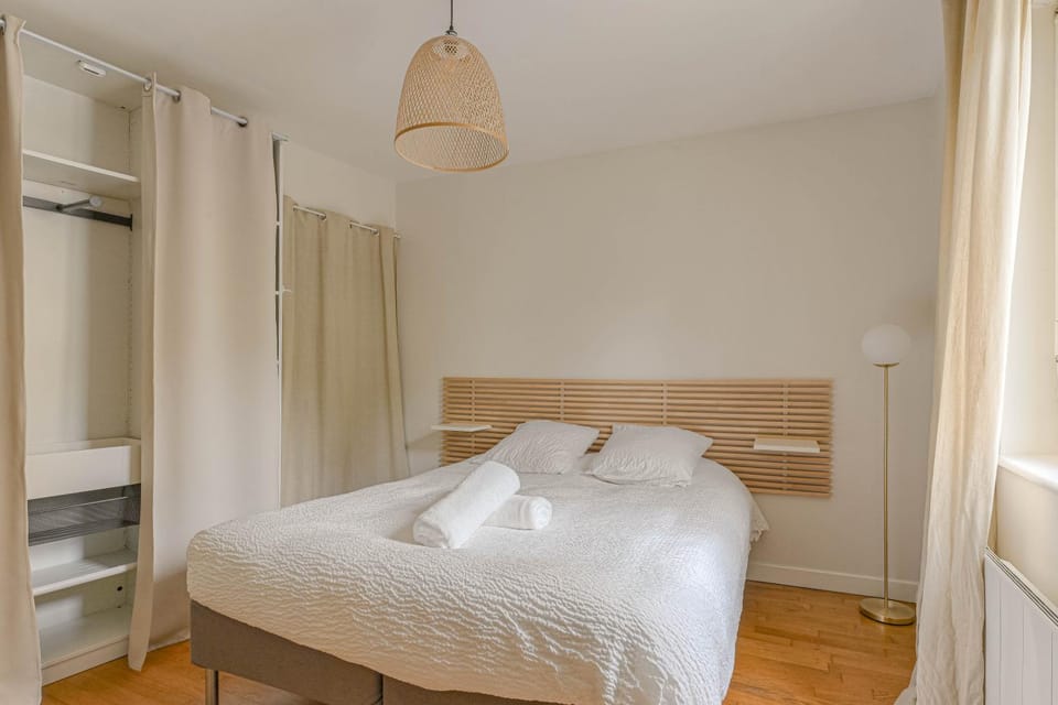 Photo of the whole room, Bedroom