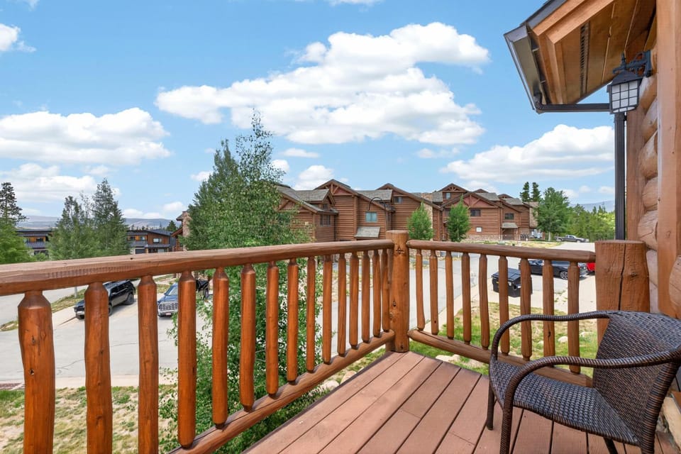 Property building, Day, Natural landscape, Balcony/Terrace, Parking