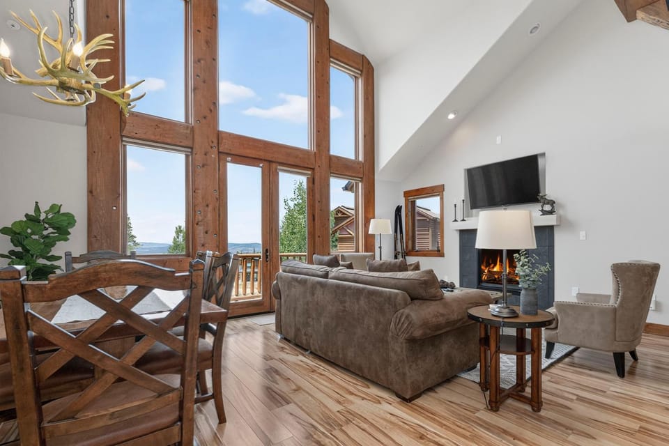 Day, Natural landscape, TV and multimedia, View (from property/room), Living room, Mountain view, fireplace, furniture