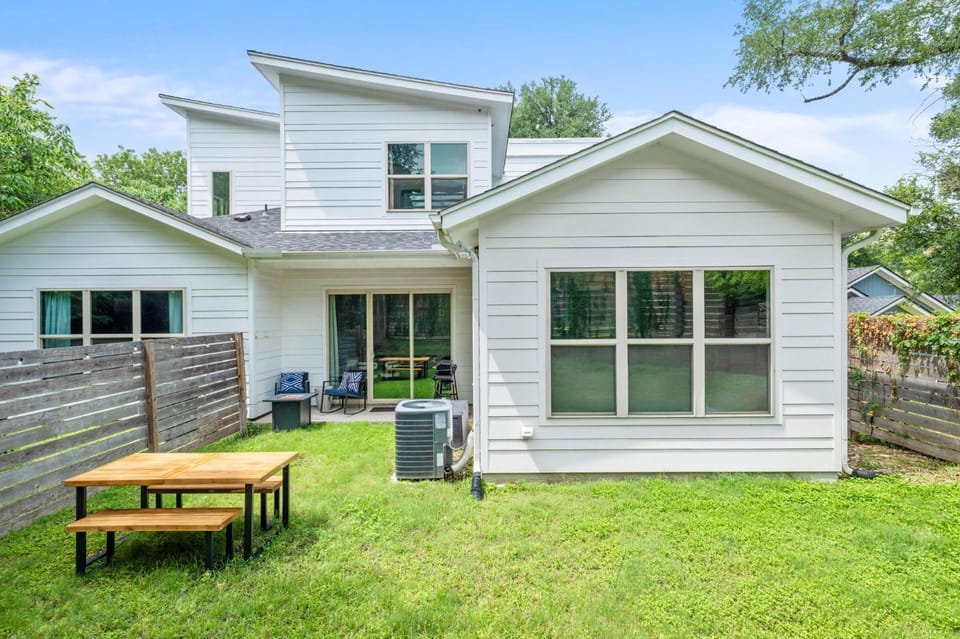 6BR East Austin Complex - Sleeps 20 - Pet Friendly House in Austin