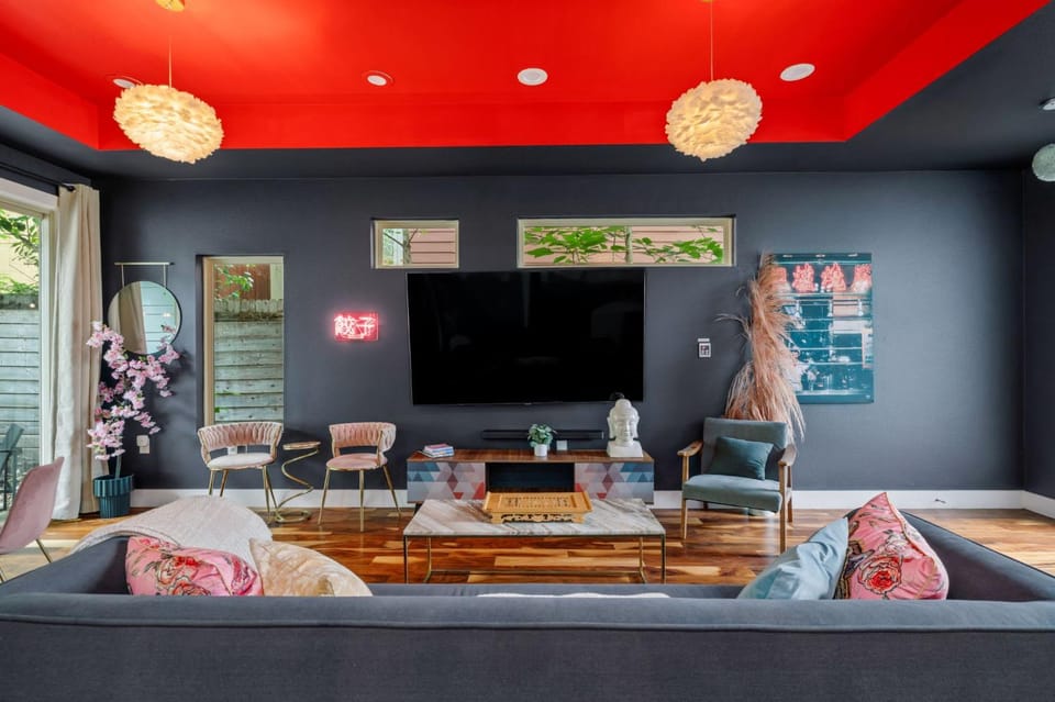 6BR East Austin Complex - Sleeps 20 - Pet Friendly House in Austin