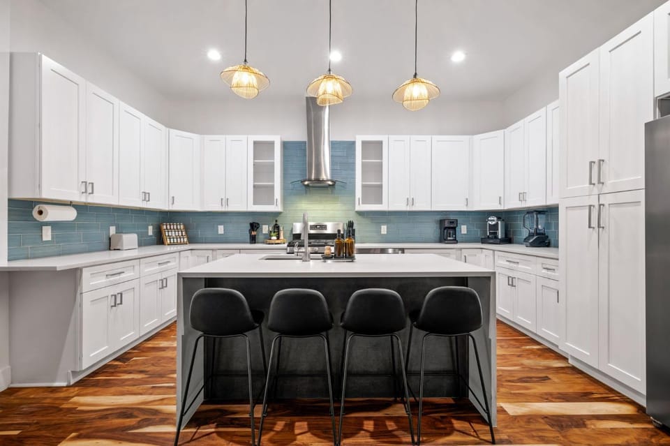 6BR East Austin Complex - Sleeps 20 - Pet Friendly House in Austin
