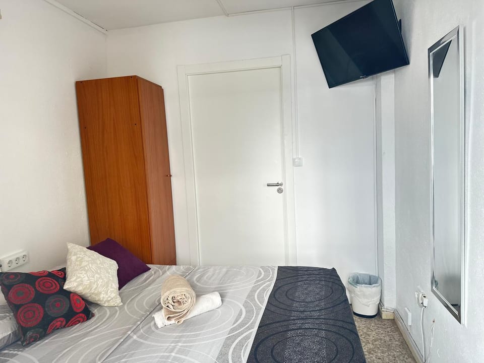 Bed, TV and multimedia, Photo of the whole room, towels, wardrobe
