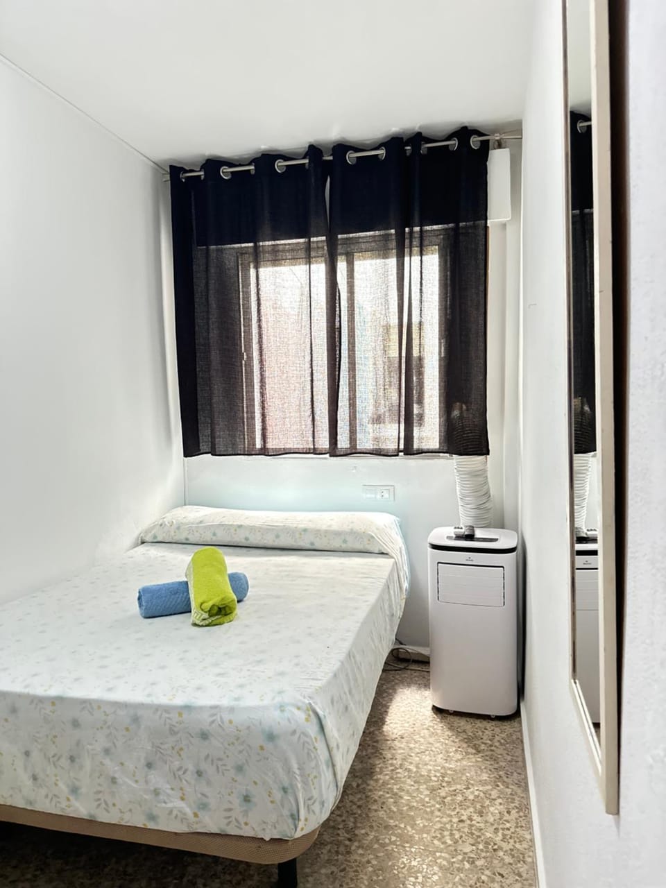 Bed, Photo of the whole room, towels