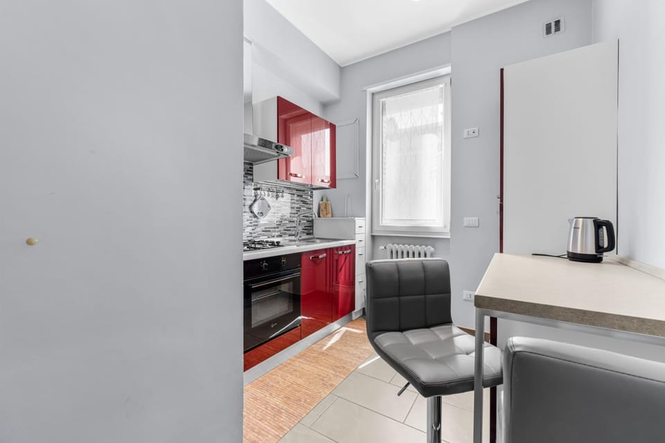 Coffee/tea facilities, Kitchen or kitchenette, Dining area, oven, stove