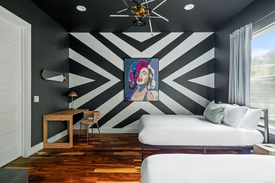 3BR East Austin Unit B - Sleeps 10 Pet Friendly House in Austin