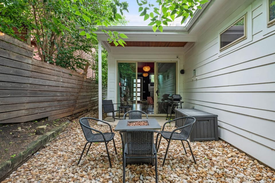 3BR East Austin Unit B - Sleeps 10 Pet Friendly House in Austin