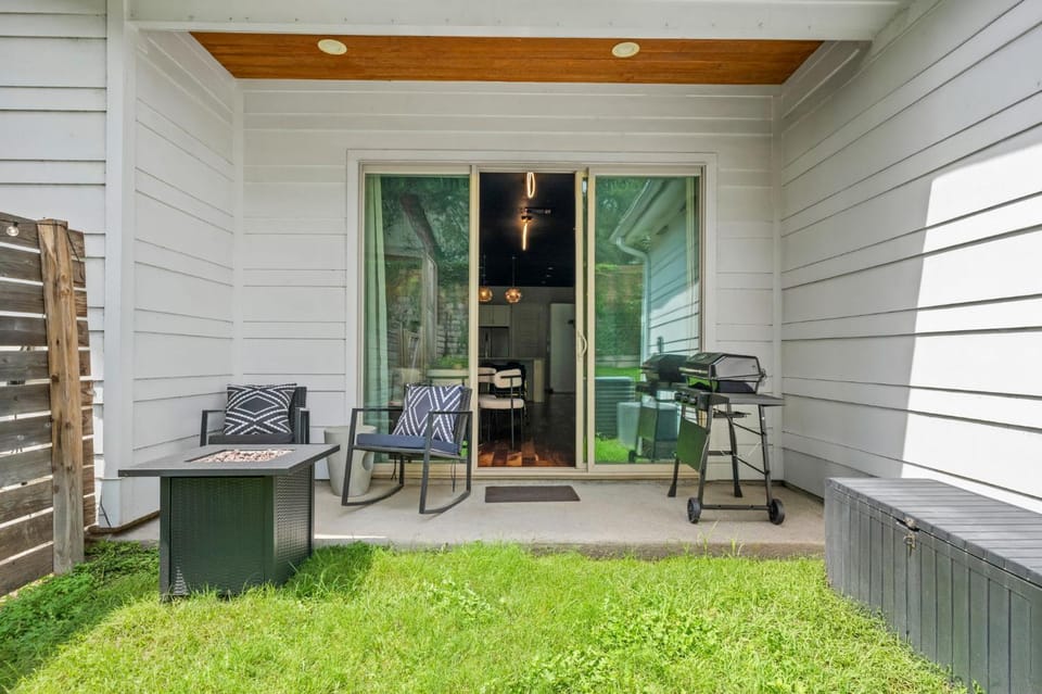 3BR East Austin Unit A - Sleeps 10 Pet Friendly House in Austin