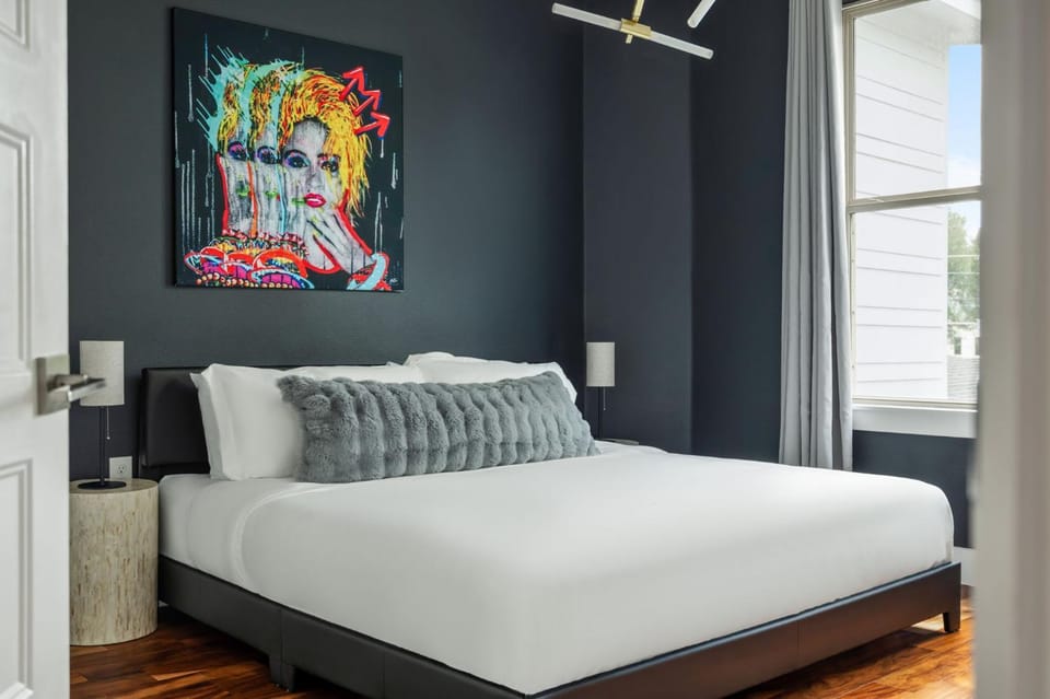 3BR East Austin Unit A - Sleeps 10 Pet Friendly House in Austin