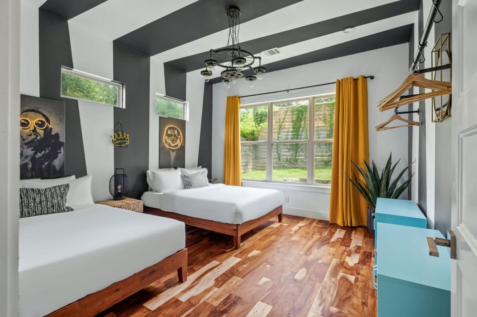 3BR East Austin Unit A - Sleeps 10 Pet Friendly House in Austin