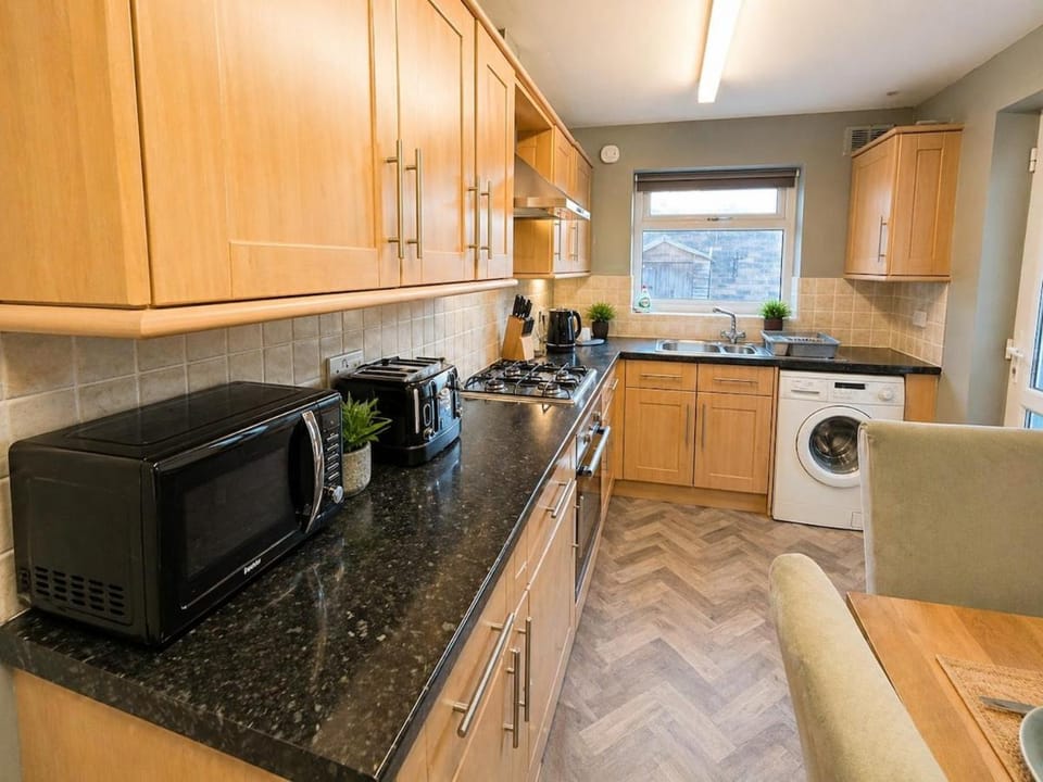 2 Bed House, Sleeps 5, Ideal for Contractors, St Helens, Long Term Stays Weekly & Monthly Offers House in St Helens