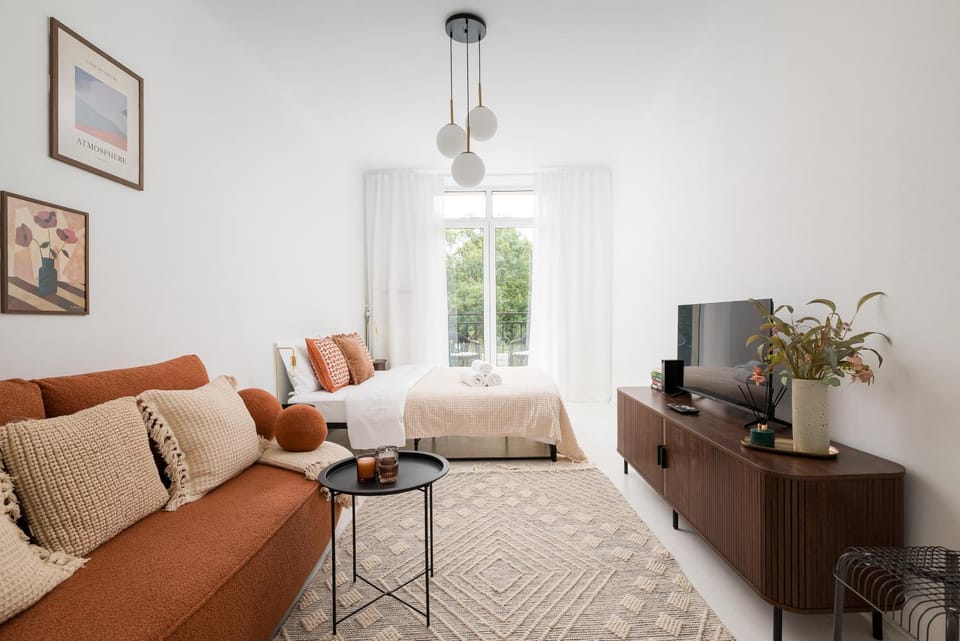TV and multimedia, Living room, Seating area, Evening entertainment