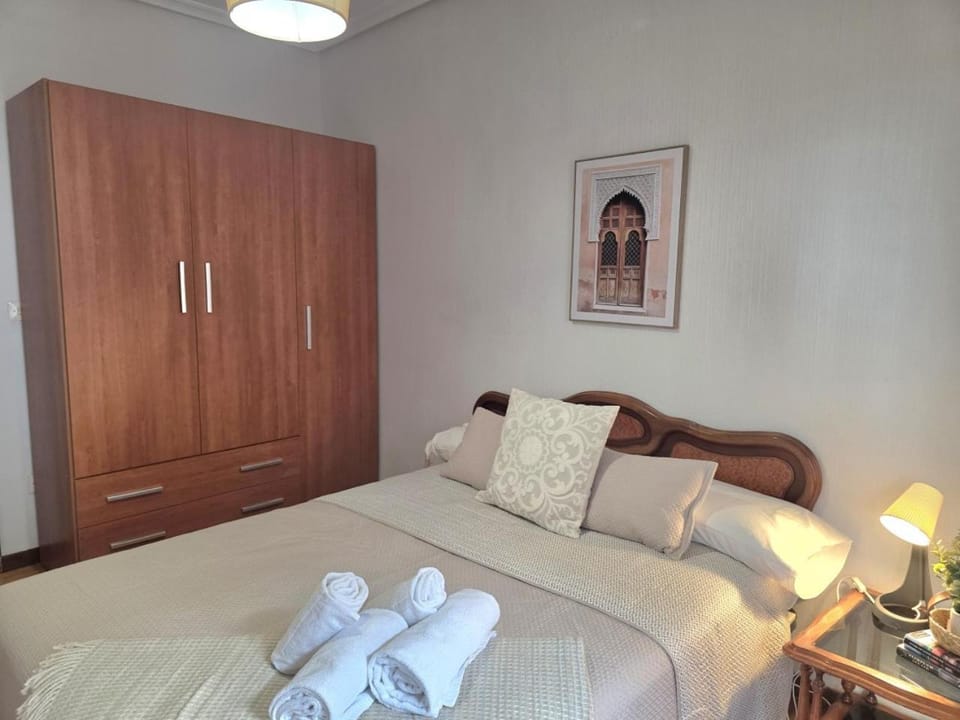 Photo of the whole room, Bedroom