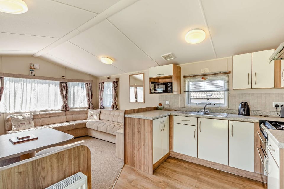 Kitchen or kitchenette, Living room, Seating area, microwave, oven, stove