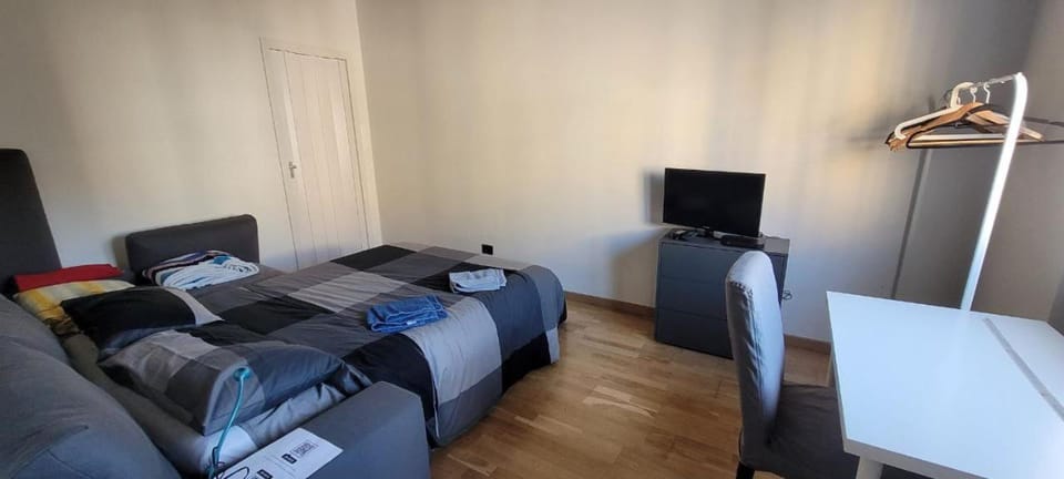 Bed, TV and multimedia, Photo of the whole room, Bedroom