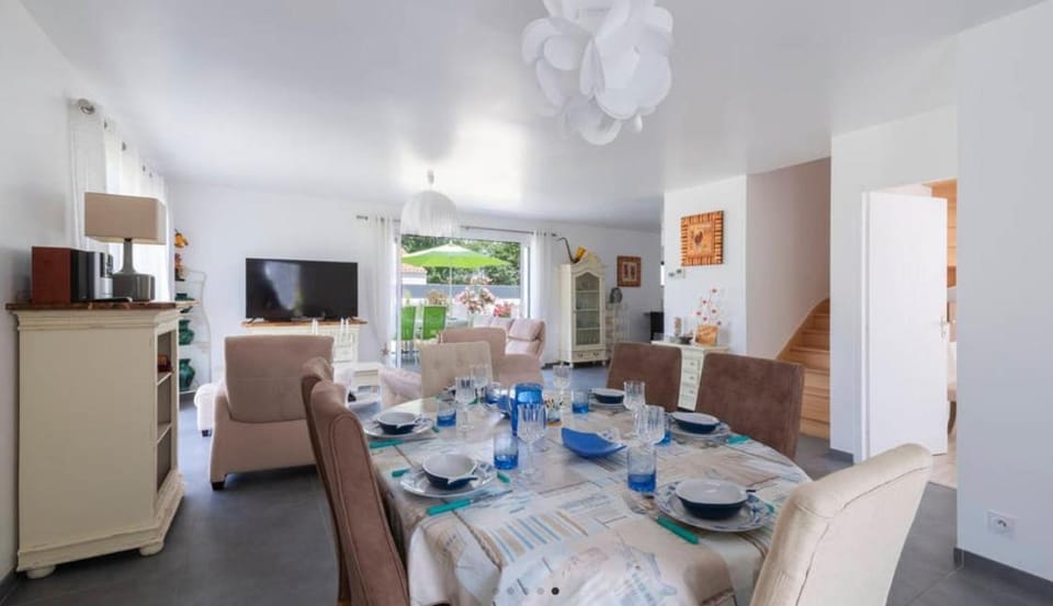 Communal lounge/ TV room, Kitchen or kitchenette, Living room, Seating area, Dining area