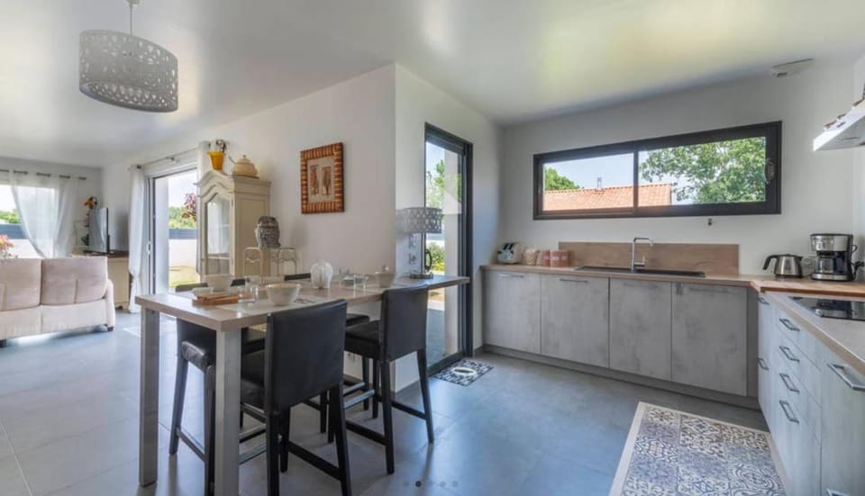 TV and multimedia, Seating area, Dining area, dishwasher, oven, stove