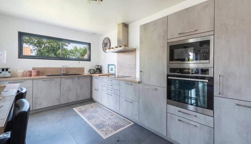 Kitchen or kitchenette, dishwasher, stove