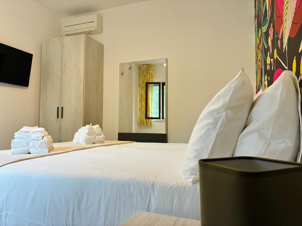 Bed, TV and multimedia, Photo of the whole room, Bedroom, air conditioner
