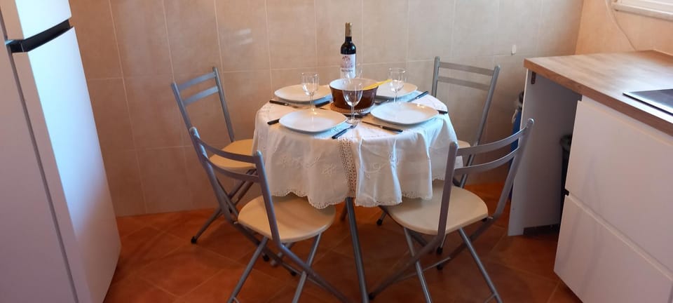 Kitchen or kitchenette, Dining area, stove