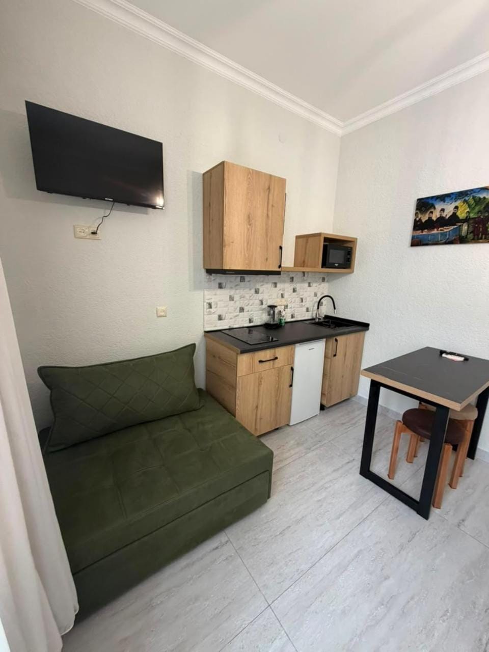 Communal lounge/ TV room, TV and multimedia, Kitchen or kitchenette, Living room, Seating area, Dining area, oven