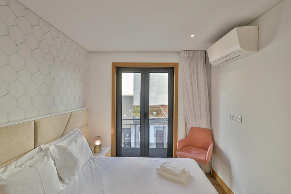 Bed, Bedroom, towels, air conditioner