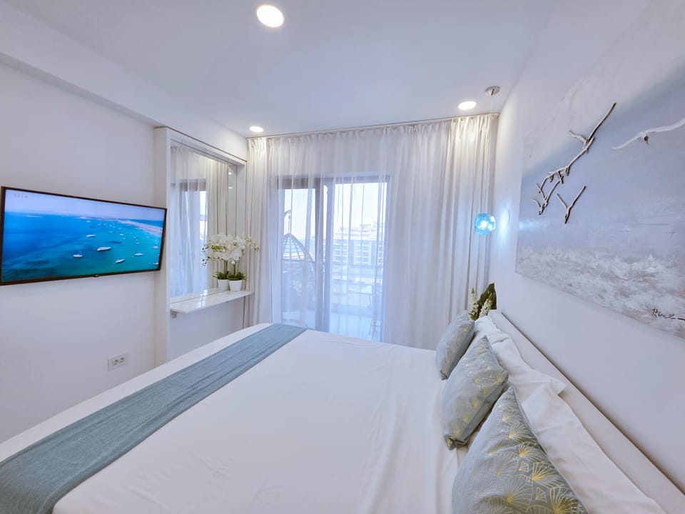 Bed, TV and multimedia, Bedroom