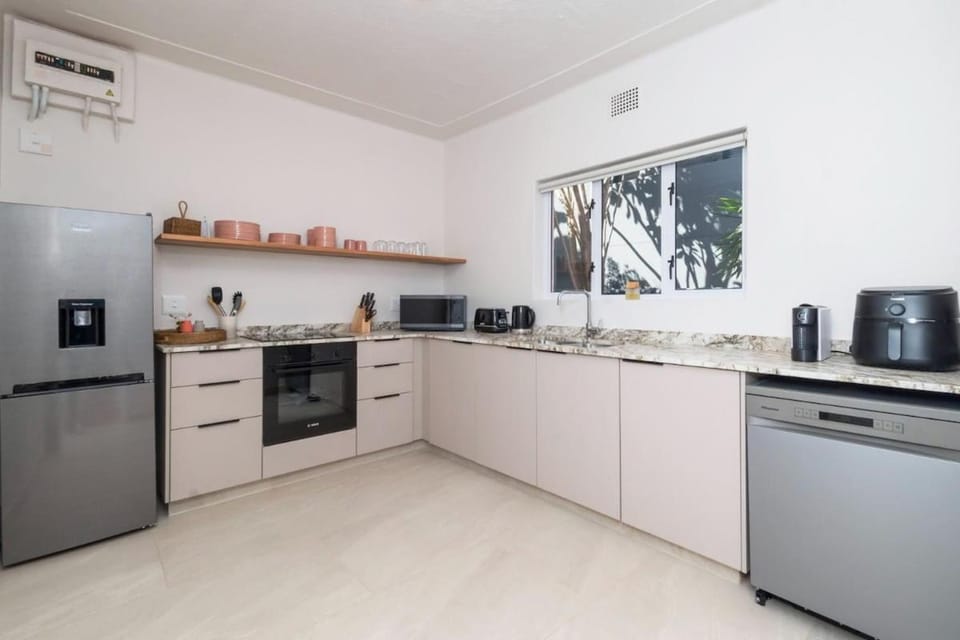 Bright 2 Bedroom Escape Apartment in Sea Point