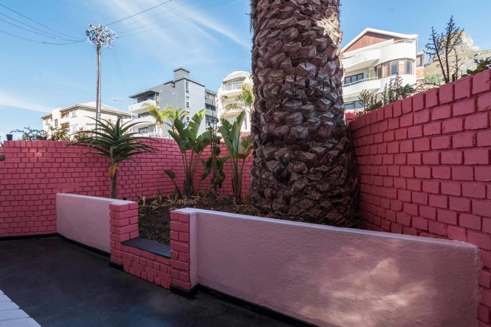 Bright 2 Bedroom Escape Apartment in Sea Point