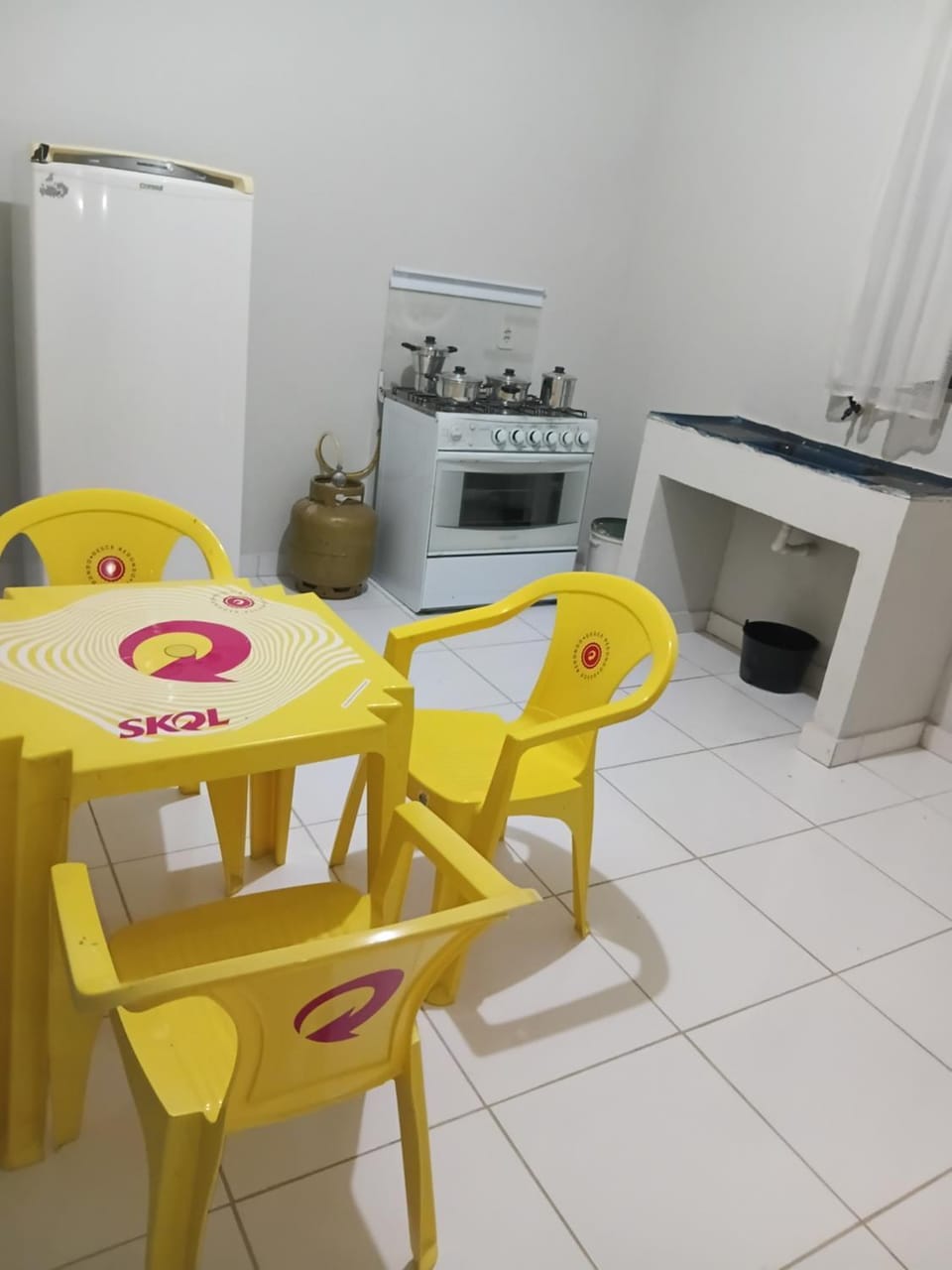 Kitchen or kitchenette, Dining area, stove