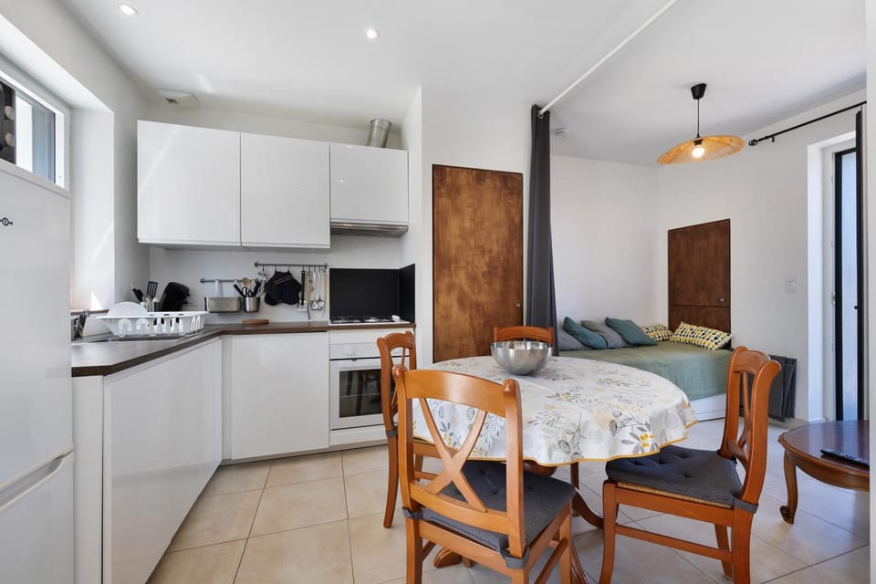 Property building, Kitchen or kitchenette, Living room