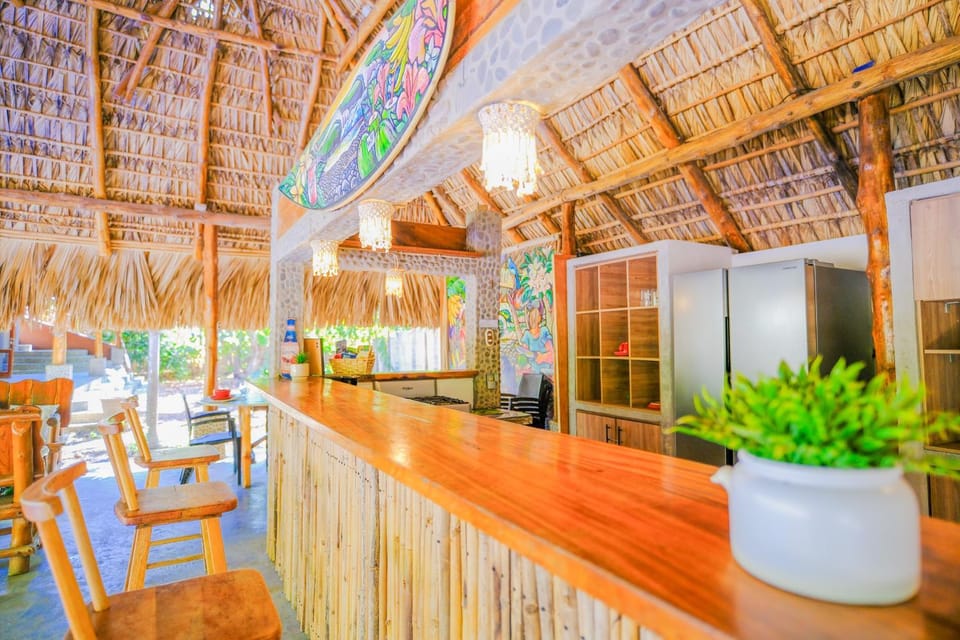 Kitchen or kitchenette, Lounge or bar