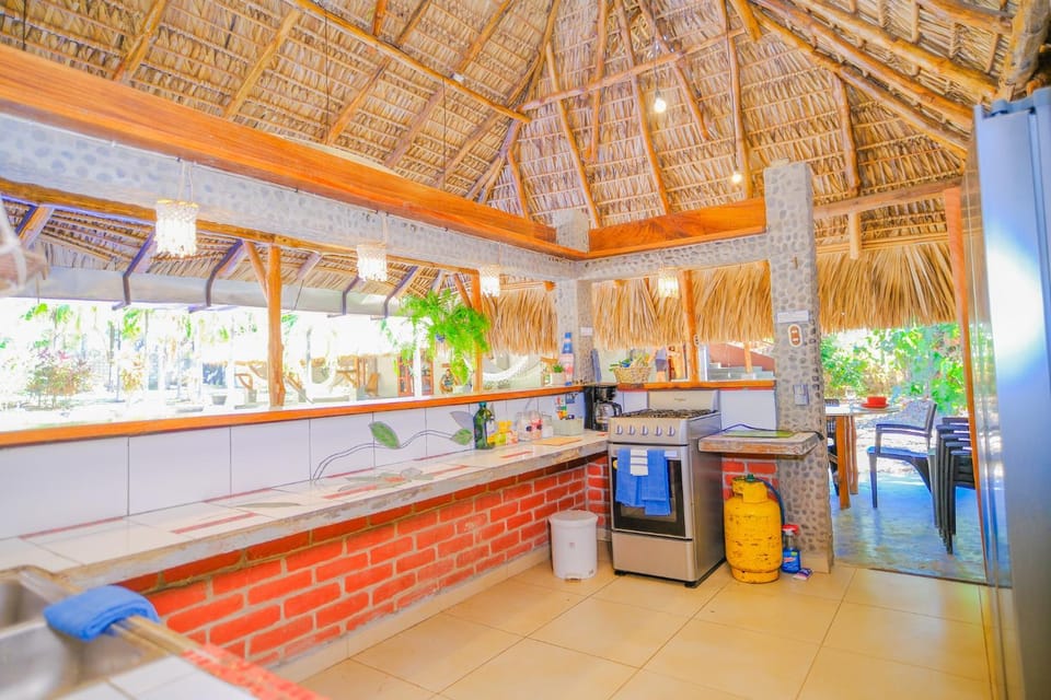 Kitchen or kitchenette, Kitchen or kitchenette, oven