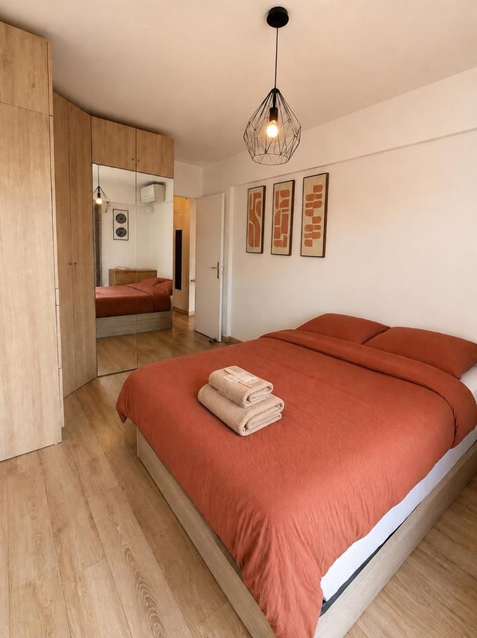 Bed, Bedroom, towels