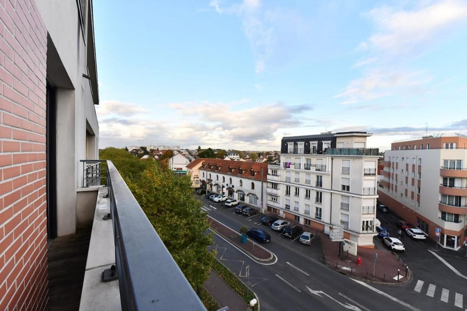 Elegant Apartment with Balcony Near Paris & TGV Apartment in Île-de-France