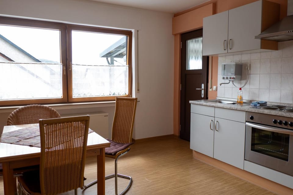 Kitchen or kitchenette, Dining area, oven, pet friendly