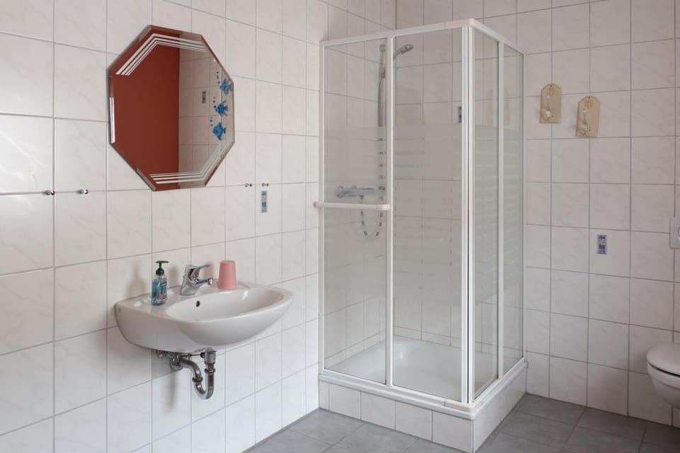 Shower, Toilet, Bathroom, towels