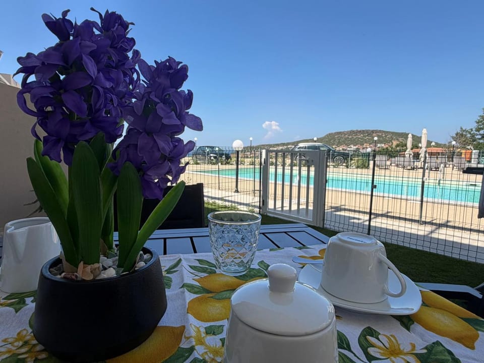 Garden, Dining area, Swimming pool