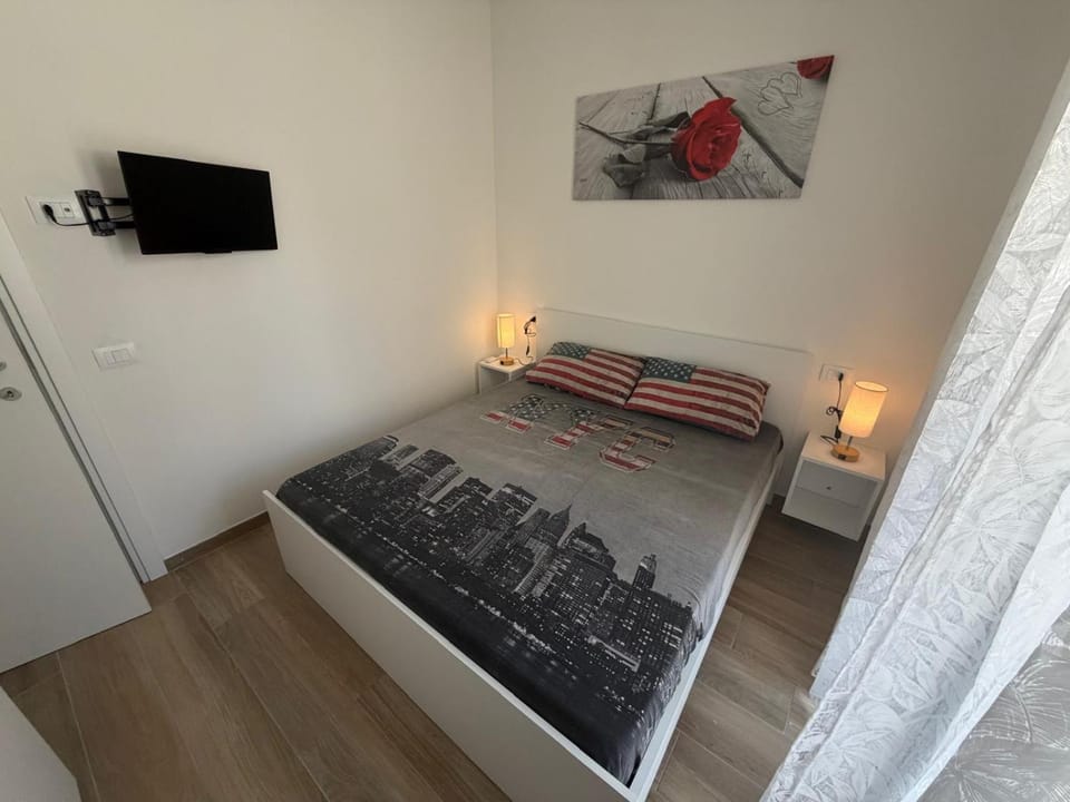 Bed, TV and multimedia, Photo of the whole room, Bedroom