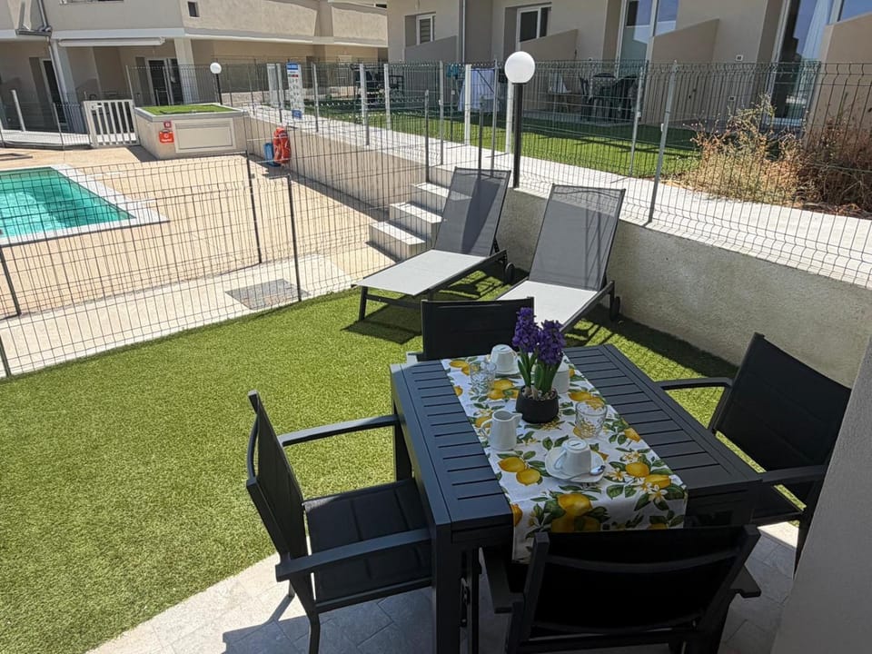 Property building, Garden, Dining area, Garden view, Swimming pool, sunbed