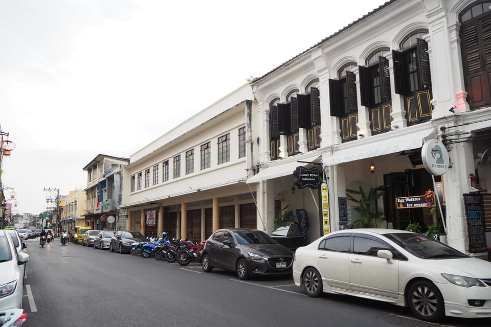 Property building, Nearby landmark, Neighbourhood, City view, Street view