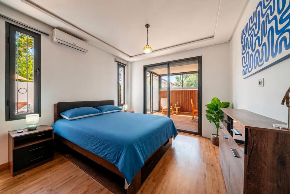 Bed, Photo of the whole room, Bedroom, air conditioner